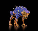 COSMIC LEGIONS: OXKREWE BOOK ONE THRAXXON LOWLAND SCAPEBACK (DELUXE CREATURE).Los escapós se encuentran por todo Thraxxon, con diferentes variantes de esta especie adaptadas para sobrevivir en las zonas específicas del planeta donde habitan. Originario de los duros valles de Thraxxon, el escapós de las tierras bajas es la clasificación más agresiva de esta raza. Los escapós de las tierras bajas poseen placas de armadura pesadas y espinas afiladas que recorren su cuerpo. Esta armadura los protege y les permite mimetizarse perfectamente con el paisaje del planeta mientras hibernan para conservar energía, emergiendo solo cuando creen que hay una posible presa cerca. Las vibraciones causadas por explosivos en el perímetro del campamento de la OxKrewe despiertan a una manada de escapós de las tierras bajas. Enfurecidos y voraces, los escapós entran en un frenesí alimenticio y atacan el campamento, atravesando fácilmente las defensas perimetrales, que no hacen nada contra las pieles acorazadas de las bestias. Es solo la intervención del veebliano llamado UkHa, junto con un grupo de exploradores thraxxianos, lo que salva al OxKrewe de convertirse en la próxima comida de los fugitivos.