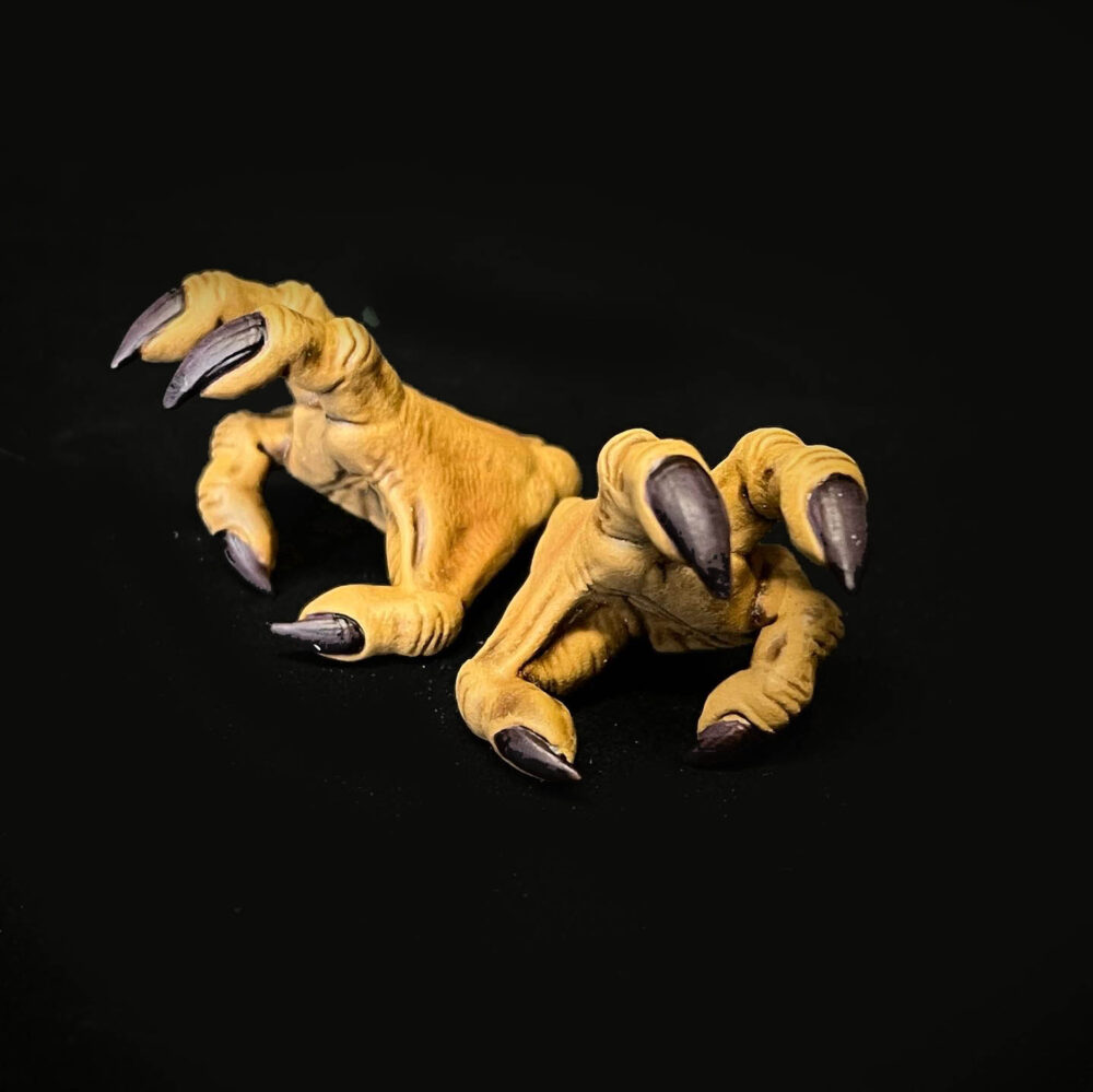 Cosmic legions: oxkrewe book one thraxxon lowland scapeback (deluxe creature). Los escapós se encuentran por todo thraxxon, con diferentes variantes de esta especie adaptadas para sobrevivir en las zonas específicas del planeta donde habitan. Originario de los duros valles de thraxxon, el escapós de las tierras bajas es la clasificación más agresiva de esta raza. Los escapós de las tierras bajas poseen placas de armadura pesadas y espinas afiladas que recorren su cuerpo. Esta armadura los protege y les permite mimetizarse perfectamente con el paisaje del planeta mientras hibernan para conservar energía, emergiendo solo cuando creen que hay una posible presa cerca. Las vibraciones causadas por explosivos en el perímetro del campamento de la oxkrewe despiertan a una manada de escapós de las tierras bajas. Enfurecidos y voraces, los escapós entran en un frenesí alimenticio y atacan el campamento, atravesando fácilmente las defensas perimetrales, que no hacen nada contra las pieles acorazadas de las bestias. Es solo la intervención del veebliano llamado ukha, junto con un grupo de exploradores thraxxianos, lo que salva al oxkrewe de convertirse en la próxima comida de los fugitivos.