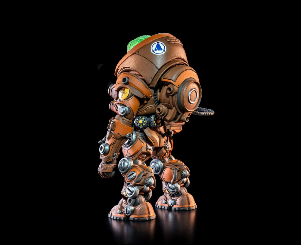Cosmic legions: oxkrewe book one thraxxon figura orvar (deluxe). Malhumorado y de mal carácter, la personalidad de orvar se adapta perfectamente a su rol como "especialista en demolición y descubrimiento" de la oxkrewe. Su trabajo es sencillo: cuando la tripulación encuentra un yacimiento de salvamento, él es quien entra a demolerlo y desenterrar los tesoros que puedan estar escondidos en su interior. El trabajo le sienta bien a orvar, ya que volar cosas por los aires es una de las dos únicas cosas que disfruta; la otra es quejarse de las "horribles condiciones" del mundo natal del que escapó antes de unirse a la oxkrewe. Como uno de los seis miembros supervivientes de la oxkrewe, orvar sabe que deben unir fuerzas si esperan sobrevivir lo suficiente para ser rescatados. Tras encontrar algunas de sus cargas explosivas entre los restos del qorgonox, orvar las adapta para crear trampas que coloca alrededor de su campamento. Si bien estos explosivos están destinados a mantener a salvo a oxkrewe, las vibraciones producidas por las detonaciones de estas trampas terminan atrayendo la atención de algunos de los habitantes más agresivos de thraxxon hacia el campamento improvisado de la tripulación.