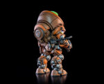 COSMIC LEGIONS: OXKREWE BOOK ONE THRAXXON FIGURA ORVAR (DELUXE). Malhumorado y de mal carácter, la personalidad de Orvar se adapta perfectamente a su rol como "especialista en demolición y descubrimiento" de la OxKrewe. Su trabajo es sencillo: cuando la tripulación encuentra un yacimiento de salvamento, él es quien entra a demolerlo y desenterrar los tesoros que puedan estar escondidos en su interior. El trabajo le sienta bien a Orvar, ya que volar cosas por los aires es una de las dos únicas cosas que disfruta; la otra es quejarse de las "horribles condiciones" del mundo natal del que escapó antes de unirse a la OxKrewe. Como uno de los seis miembros supervivientes de la OxKrewe, Orvar sabe que deben unir fuerzas si esperan sobrevivir lo suficiente para ser rescatados. Tras encontrar algunas de sus cargas explosivas entre los restos del Qorgonox, Orvar las adapta para crear trampas que coloca alrededor de su campamento. Si bien estos explosivos están destinados a mantener a salvo a OxKrewe, las vibraciones producidas por las detonaciones de estas trampas terminan atrayendo la atención de algunos de los habitantes más agresivos de Thraxxon hacia el campamento improvisado de la tripulación.