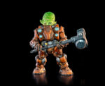 COSMIC LEGIONS: OXKREWE BOOK ONE THRAXXON FIGURA ORVAR (DELUXE). Malhumorado y de mal carácter, la personalidad de Orvar se adapta perfectamente a su rol como "especialista en demolición y descubrimiento" de la OxKrewe. Su trabajo es sencillo: cuando la tripulación encuentra un yacimiento de salvamento, él es quien entra a demolerlo y desenterrar los tesoros que puedan estar escondidos en su interior. El trabajo le sienta bien a Orvar, ya que volar cosas por los aires es una de las dos únicas cosas que disfruta; la otra es quejarse de las "horribles condiciones" del mundo natal del que escapó antes de unirse a la OxKrewe. Como uno de los seis miembros supervivientes de la OxKrewe, Orvar sabe que deben unir fuerzas si esperan sobrevivir lo suficiente para ser rescatados. Tras encontrar algunas de sus cargas explosivas entre los restos del Qorgonox, Orvar las adapta para crear trampas que coloca alrededor de su campamento. Si bien estos explosivos están destinados a mantener a salvo a OxKrewe, las vibraciones producidas por las detonaciones de estas trampas terminan atrayendo la atención de algunos de los habitantes más agresivos de Thraxxon hacia el campamento improvisado de la tripulación.