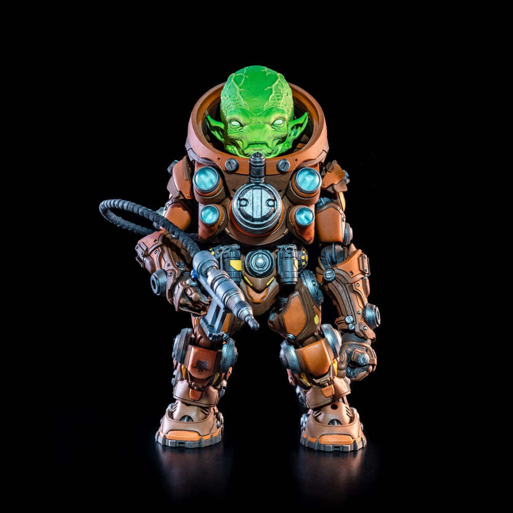Cosmic legions: oxkrewe book one thraxxon figura orvar (deluxe). Malhumorado y de mal carácter, la personalidad de orvar se adapta perfectamente a su rol como "especialista en demolición y descubrimiento" de la oxkrewe. Su trabajo es sencillo: cuando la tripulación encuentra un yacimiento de salvamento, él es quien entra a demolerlo y desenterrar los tesoros que puedan estar escondidos en su interior. El trabajo le sienta bien a orvar, ya que volar cosas por los aires es una de las dos únicas cosas que disfruta; la otra es quejarse de las "horribles condiciones" del mundo natal del que escapó antes de unirse a la oxkrewe. Como uno de los seis miembros supervivientes de la oxkrewe, orvar sabe que deben unir fuerzas si esperan sobrevivir lo suficiente para ser rescatados. Tras encontrar algunas de sus cargas explosivas entre los restos del qorgonox, orvar las adapta para crear trampas que coloca alrededor de su campamento. Si bien estos explosivos están destinados a mantener a salvo a oxkrewe, las vibraciones producidas por las detonaciones de estas trampas terminan atrayendo la atención de algunos de los habitantes más agresivos de thraxxon hacia el campamento improvisado de la tripulación.