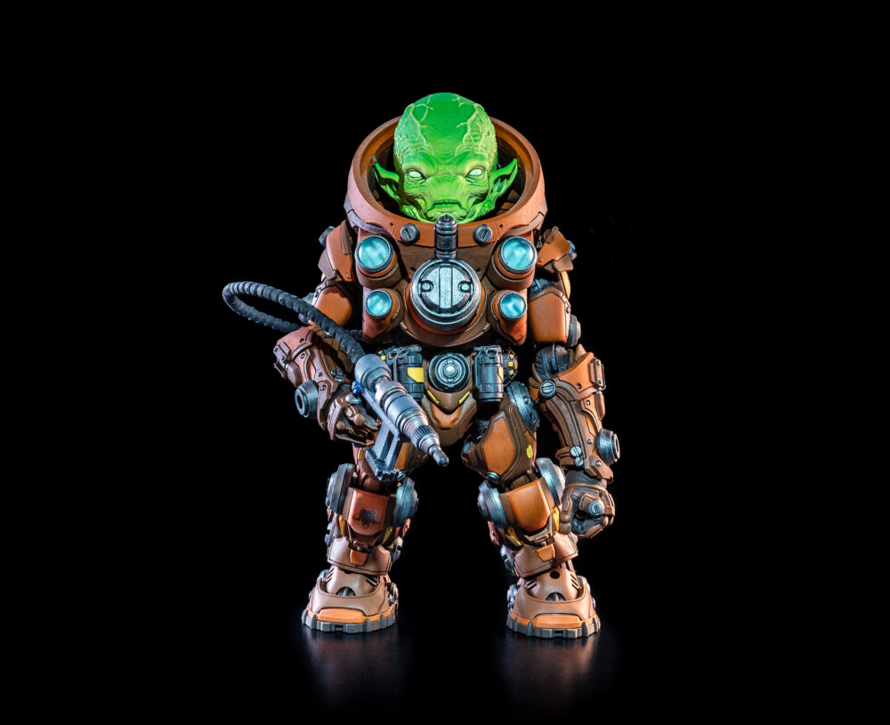 Cosmic legions: oxkrewe book one thraxxon figura orvar (deluxe). Malhumorado y de mal carácter, la personalidad de orvar se adapta perfectamente a su rol como "especialista en demolición y descubrimiento" de la oxkrewe. Su trabajo es sencillo: cuando la tripulación encuentra un yacimiento de salvamento, él es quien entra a demolerlo y desenterrar los tesoros que puedan estar escondidos en su interior. El trabajo le sienta bien a orvar, ya que volar cosas por los aires es una de las dos únicas cosas que disfruta; la otra es quejarse de las "horribles condiciones" del mundo natal del que escapó antes de unirse a la oxkrewe. Como uno de los seis miembros supervivientes de la oxkrewe, orvar sabe que deben unir fuerzas si esperan sobrevivir lo suficiente para ser rescatados. Tras encontrar algunas de sus cargas explosivas entre los restos del qorgonox, orvar las adapta para crear trampas que coloca alrededor de su campamento. Si bien estos explosivos están destinados a mantener a salvo a oxkrewe, las vibraciones producidas por las detonaciones de estas trampas terminan atrayendo la atención de algunos de los habitantes más agresivos de thraxxon hacia el campamento improvisado de la tripulación.