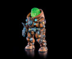 COSMIC LEGIONS: OXKREWE BOOK ONE THRAXXON FIGURA ORVAR (DELUXE). Malhumorado y de mal carácter, la personalidad de Orvar se adapta perfectamente a su rol como "especialista en demolición y descubrimiento" de la OxKrewe. Su trabajo es sencillo: cuando la tripulación encuentra un yacimiento de salvamento, él es quien entra a demolerlo y desenterrar los tesoros que puedan estar escondidos en su interior. El trabajo le sienta bien a Orvar, ya que volar cosas por los aires es una de las dos únicas cosas que disfruta; la otra es quejarse de las "horribles condiciones" del mundo natal del que escapó antes de unirse a la OxKrewe. Como uno de los seis miembros supervivientes de la OxKrewe, Orvar sabe que deben unir fuerzas si esperan sobrevivir lo suficiente para ser rescatados. Tras encontrar algunas de sus cargas explosivas entre los restos del Qorgonox, Orvar las adapta para crear trampas que coloca alrededor de su campamento. Si bien estos explosivos están destinados a mantener a salvo a OxKrewe, las vibraciones producidas por las detonaciones de estas trampas terminan atrayendo la atención de algunos de los habitantes más agresivos de Thraxxon hacia el campamento improvisado de la tripulación.