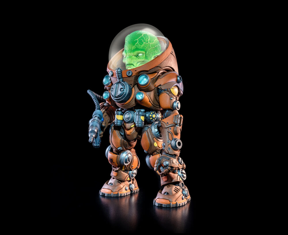 Cosmic legions: oxkrewe book one thraxxon figura orvar (deluxe). Malhumorado y de mal carácter, la personalidad de orvar se adapta perfectamente a su rol como "especialista en demolición y descubrimiento" de la oxkrewe. Su trabajo es sencillo: cuando la tripulación encuentra un yacimiento de salvamento, él es quien entra a demolerlo y desenterrar los tesoros que puedan estar escondidos en su interior. El trabajo le sienta bien a orvar, ya que volar cosas por los aires es una de las dos únicas cosas que disfruta; la otra es quejarse de las "horribles condiciones" del mundo natal del que escapó antes de unirse a la oxkrewe. Como uno de los seis miembros supervivientes de la oxkrewe, orvar sabe que deben unir fuerzas si esperan sobrevivir lo suficiente para ser rescatados. Tras encontrar algunas de sus cargas explosivas entre los restos del qorgonox, orvar las adapta para crear trampas que coloca alrededor de su campamento. Si bien estos explosivos están destinados a mantener a salvo a oxkrewe, las vibraciones producidas por las detonaciones de estas trampas terminan atrayendo la atención de algunos de los habitantes más agresivos de thraxxon hacia el campamento improvisado de la tripulación.
