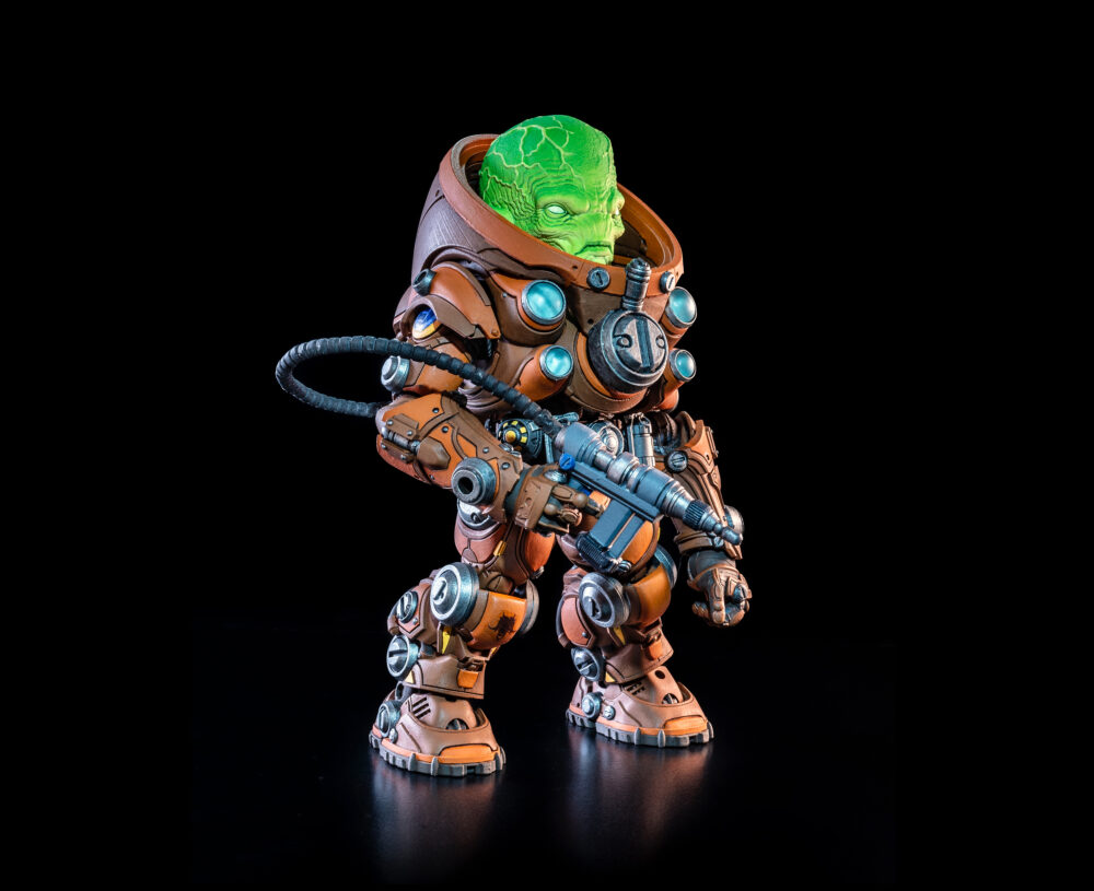 Cosmic legions: oxkrewe book one thraxxon figura orvar (deluxe). Malhumorado y de mal carácter, la personalidad de orvar se adapta perfectamente a su rol como "especialista en demolición y descubrimiento" de la oxkrewe. Su trabajo es sencillo: cuando la tripulación encuentra un yacimiento de salvamento, él es quien entra a demolerlo y desenterrar los tesoros que puedan estar escondidos en su interior. El trabajo le sienta bien a orvar, ya que volar cosas por los aires es una de las dos únicas cosas que disfruta; la otra es quejarse de las "horribles condiciones" del mundo natal del que escapó antes de unirse a la oxkrewe. Como uno de los seis miembros supervivientes de la oxkrewe, orvar sabe que deben unir fuerzas si esperan sobrevivir lo suficiente para ser rescatados. Tras encontrar algunas de sus cargas explosivas entre los restos del qorgonox, orvar las adapta para crear trampas que coloca alrededor de su campamento. Si bien estos explosivos están destinados a mantener a salvo a oxkrewe, las vibraciones producidas por las detonaciones de estas trampas terminan atrayendo la atención de algunos de los habitantes más agresivos de thraxxon hacia el campamento improvisado de la tripulación.