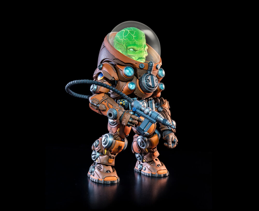 Cosmic legions: oxkrewe book one thraxxon figura orvar (deluxe). Malhumorado y de mal carácter, la personalidad de orvar se adapta perfectamente a su rol como "especialista en demolición y descubrimiento" de la oxkrewe. Su trabajo es sencillo: cuando la tripulación encuentra un yacimiento de salvamento, él es quien entra a demolerlo y desenterrar los tesoros que puedan estar escondidos en su interior. El trabajo le sienta bien a orvar, ya que volar cosas por los aires es una de las dos únicas cosas que disfruta; la otra es quejarse de las "horribles condiciones" del mundo natal del que escapó antes de unirse a la oxkrewe. Como uno de los seis miembros supervivientes de la oxkrewe, orvar sabe que deben unir fuerzas si esperan sobrevivir lo suficiente para ser rescatados. Tras encontrar algunas de sus cargas explosivas entre los restos del qorgonox, orvar las adapta para crear trampas que coloca alrededor de su campamento. Si bien estos explosivos están destinados a mantener a salvo a oxkrewe, las vibraciones producidas por las detonaciones de estas trampas terminan atrayendo la atención de algunos de los habitantes más agresivos de thraxxon hacia el campamento improvisado de la tripulación.