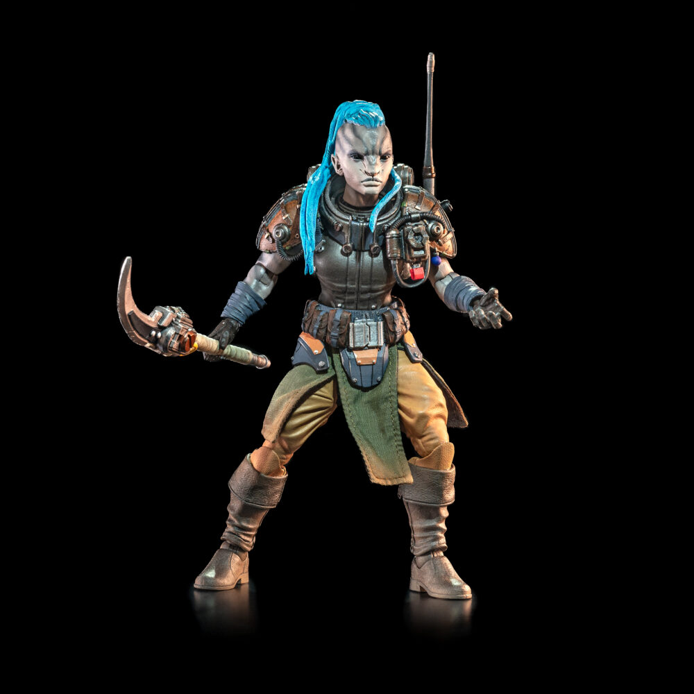 Cosmic legions: oxkrewe book one thraxxon figura kurnn ray.  aliviados por haber sobrevivido a múltiples amenazas a su campamento, la oxkrewe se toma unos momentos para celebrar y reconocer que, a pesar de todas las dificultades que han enfrentado desde el accidente, tienen suerte de seguir juntos. Al final de la celebración, la tripulación avista a un extraño en el horizonte. Fuertemente armado y bien equipado, este misterioso personaje parece estar vigilando el campamento, pero antes de que la oxkrewe pueda investigar, el extraño desaparece. Kurnn ray sabe que la han visto, algo que esperaba evitar mientras intentaba investigar lo que claramente era el lugar del accidente de una nave. Al ver a los supervivientes y su campamento, sabe que debe informar de inmediato. Encuentra un escondite en la base del thraxxface, se quita el casco y el grueso abrigo mientras enciende su equipo de comunicaciones. Ese equipo es arcaico, pero funciona mientras escribe un mensaje a su gente. "intrusos aquí. ¡vengan! ", escribe. Una luz parpadea, confirmando que el mensaje ha sido recibido y que su gente está en camino.