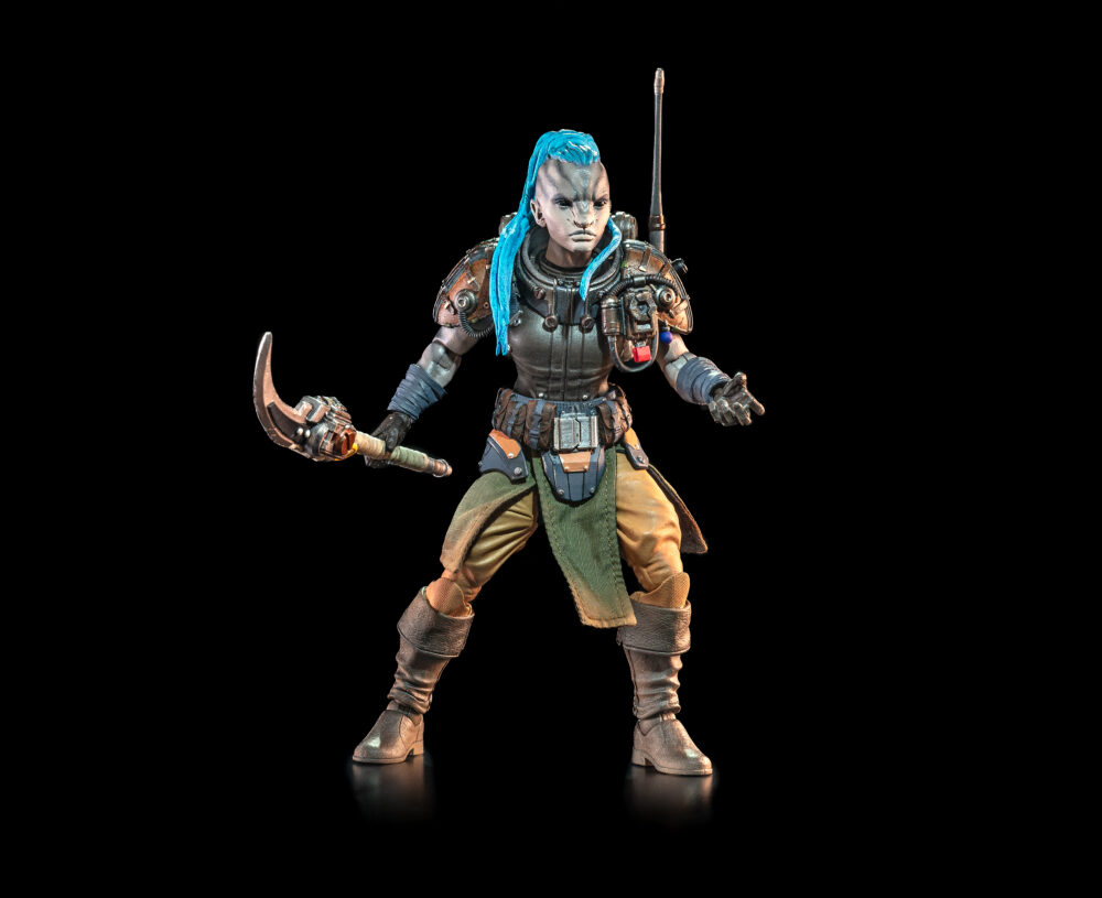 Cosmic legions: oxkrewe book one thraxxon figura kurnn ray.  aliviados por haber sobrevivido a múltiples amenazas a su campamento, la oxkrewe se toma unos momentos para celebrar y reconocer que, a pesar de todas las dificultades que han enfrentado desde el accidente, tienen suerte de seguir juntos. Al final de la celebración, la tripulación avista a un extraño en el horizonte. Fuertemente armado y bien equipado, este misterioso personaje parece estar vigilando el campamento, pero antes de que la oxkrewe pueda investigar, el extraño desaparece. Kurnn ray sabe que la han visto, algo que esperaba evitar mientras intentaba investigar lo que claramente era el lugar del accidente de una nave. Al ver a los supervivientes y su campamento, sabe que debe informar de inmediato. Encuentra un escondite en la base del thraxxface, se quita el casco y el grueso abrigo mientras enciende su equipo de comunicaciones. Ese equipo es arcaico, pero funciona mientras escribe un mensaje a su gente. "intrusos aquí. ¡vengan! ", escribe. Una luz parpadea, confirmando que el mensaje ha sido recibido y que su gente está en camino.