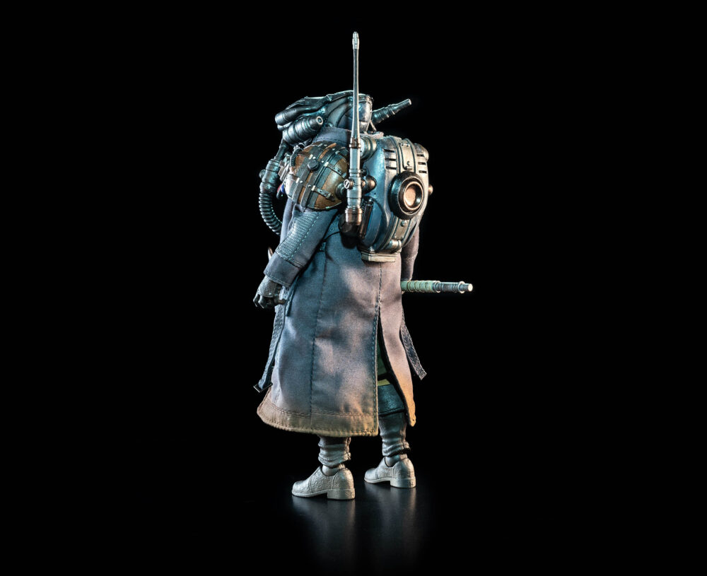 Cosmic legions: oxkrewe book one thraxxon figura kurnn ray.  aliviados por haber sobrevivido a múltiples amenazas a su campamento, la oxkrewe se toma unos momentos para celebrar y reconocer que, a pesar de todas las dificultades que han enfrentado desde el accidente, tienen suerte de seguir juntos. Al final de la celebración, la tripulación avista a un extraño en el horizonte. Fuertemente armado y bien equipado, este misterioso personaje parece estar vigilando el campamento, pero antes de que la oxkrewe pueda investigar, el extraño desaparece. Kurnn ray sabe que la han visto, algo que esperaba evitar mientras intentaba investigar lo que claramente era el lugar del accidente de una nave. Al ver a los supervivientes y su campamento, sabe que debe informar de inmediato. Encuentra un escondite en la base del thraxxface, se quita el casco y el grueso abrigo mientras enciende su equipo de comunicaciones. Ese equipo es arcaico, pero funciona mientras escribe un mensaje a su gente. "intrusos aquí. ¡vengan! ", escribe. Una luz parpadea, confirmando que el mensaje ha sido recibido y que su gente está en camino.