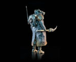 COSMIC LEGIONS: OXKREWE BOOK ONE THRAXXON FIGURA KURNN RAY. Aliviados por haber sobrevivido a múltiples amenazas a su campamento, la OxKrewe se toma unos momentos para celebrar y reconocer que, a pesar de todas las dificultades que han enfrentado desde el accidente, tienen suerte de seguir juntos. Al final de la celebración, la tripulación avista a un extraño en el horizonte. Fuertemente armado y bien equipado, este misterioso personaje parece estar vigilando el campamento, pero antes de que la OxKrewe pueda investigar, el extraño desaparece. Kurnn Ray sabe que la han visto, algo que esperaba evitar mientras intentaba investigar lo que claramente era el lugar del accidente de una nave. Al ver a los supervivientes y su campamento, sabe que debe informar de inmediato. Encuentra un escondite en la base del Thraxxface, se quita el casco y el grueso abrigo mientras enciende su equipo de comunicaciones. Ese equipo es arcaico, pero funciona mientras escribe un mensaje a su gente. "Intrusos aquí. ¡Vengan!", escribe. Una luz parpadea, confirmando que el mensaje ha sido recibido y que su gente está en camino.