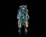COSMIC LEGIONS: OXKREWE BOOK ONE THRAXXON FIGURA KURNN RAY. Aliviados por haber sobrevivido a múltiples amenazas a su campamento, la OxKrewe se toma unos momentos para celebrar y reconocer que, a pesar de todas las dificultades que han enfrentado desde el accidente, tienen suerte de seguir juntos. Al final de la celebración, la tripulación avista a un extraño en el horizonte. Fuertemente armado y bien equipado, este misterioso personaje parece estar vigilando el campamento, pero antes de que la OxKrewe pueda investigar, el extraño desaparece. Kurnn Ray sabe que la han visto, algo que esperaba evitar mientras intentaba investigar lo que claramente era el lugar del accidente de una nave. Al ver a los supervivientes y su campamento, sabe que debe informar de inmediato. Encuentra un escondite en la base del Thraxxface, se quita el casco y el grueso abrigo mientras enciende su equipo de comunicaciones. Ese equipo es arcaico, pero funciona mientras escribe un mensaje a su gente. "Intrusos aquí. ¡Vengan!", escribe. Una luz parpadea, confirmando que el mensaje ha sido recibido y que su gente está en camino.