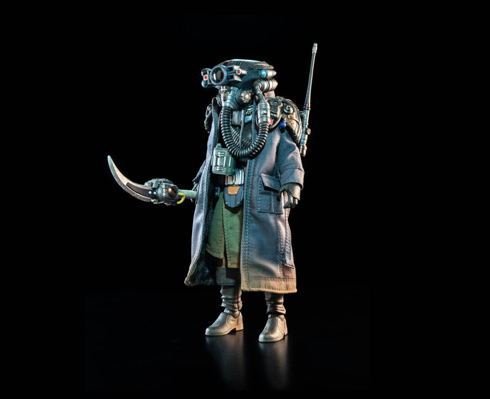 Cosmic legions: oxkrewe book one thraxxon figura kurnn ray.  aliviados por haber sobrevivido a múltiples amenazas a su campamento, la oxkrewe se toma unos momentos para celebrar y reconocer que, a pesar de todas las dificultades que han enfrentado desde el accidente, tienen suerte de seguir juntos. Al final de la celebración, la tripulación avista a un extraño en el horizonte. Fuertemente armado y bien equipado, este misterioso personaje parece estar vigilando el campamento, pero antes de que la oxkrewe pueda investigar, el extraño desaparece. Kurnn ray sabe que la han visto, algo que esperaba evitar mientras intentaba investigar lo que claramente era el lugar del accidente de una nave. Al ver a los supervivientes y su campamento, sabe que debe informar de inmediato. Encuentra un escondite en la base del thraxxface, se quita el casco y el grueso abrigo mientras enciende su equipo de comunicaciones. Ese equipo es arcaico, pero funciona mientras escribe un mensaje a su gente. "intrusos aquí. ¡vengan! ", escribe. Una luz parpadea, confirmando que el mensaje ha sido recibido y que su gente está en camino.