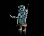 COSMIC LEGIONS: OXKREWE BOOK ONE THRAXXON FIGURA KURNN RAY. Aliviados por haber sobrevivido a múltiples amenazas a su campamento, la OxKrewe se toma unos momentos para celebrar y reconocer que, a pesar de todas las dificultades que han enfrentado desde el accidente, tienen suerte de seguir juntos. Al final de la celebración, la tripulación avista a un extraño en el horizonte. Fuertemente armado y bien equipado, este misterioso personaje parece estar vigilando el campamento, pero antes de que la OxKrewe pueda investigar, el extraño desaparece. Kurnn Ray sabe que la han visto, algo que esperaba evitar mientras intentaba investigar lo que claramente era el lugar del accidente de una nave. Al ver a los supervivientes y su campamento, sabe que debe informar de inmediato. Encuentra un escondite en la base del Thraxxface, se quita el casco y el grueso abrigo mientras enciende su equipo de comunicaciones. Ese equipo es arcaico, pero funciona mientras escribe un mensaje a su gente. "Intrusos aquí. ¡Vengan!", escribe. Una luz parpadea, confirmando que el mensaje ha sido recibido y que su gente está en camino.