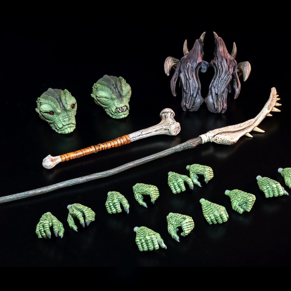 Cosmic legions: oxkrewe book one thraxxon figura sskur´ge thraxxian scout. Originarios de thraxxon, los thraxxianos se adaptan bien a la vida en los duros entornos de su planeta natal. Conocido por su territorialidad, mantienen una comunidad social primitiva, pero bien estructurada, entre sus tribus. Desde los ancianos hasta los cazadores, pasando por los exploradores enviados a investigar las amenazas a la comunidad, todos los thraxxianos exhiben una agresividad extrema ante cualquier cosa que no comprendan o que consideren una perturbación para su existencia. Mientras los supervivientes de la oxkrewe registran los restos de su nave en busca de objetos que puedan usar en su campamento improvisado, ven a un pequeño grupo de exploradores thraxxianos observándolos desde la distancia. El grupo de exploración comienza a poner a prueba las defensas del campamento de la tripulación, lo que finalmente desemboca en un violento enfrentamiento del que la oxkrewe tiene la suerte de escapar ilesa. Los thraxxianos se retiran al paisaje rocoso de thraxxon, pero la oxkrewe sabe que no han visto la última de estas amenazas reptilianas.