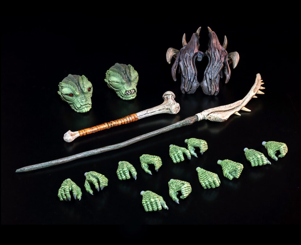 Cosmic legions: oxkrewe book one thraxxon figura sskur´ge thraxxian scout. Originarios de thraxxon, los thraxxianos se adaptan bien a la vida en los duros entornos de su planeta natal. Conocido por su territorialidad, mantienen una comunidad social primitiva, pero bien estructurada, entre sus tribus. Desde los ancianos hasta los cazadores, pasando por los exploradores enviados a investigar las amenazas a la comunidad, todos los thraxxianos exhiben una agresividad extrema ante cualquier cosa que no comprendan o que consideren una perturbación para su existencia. Mientras los supervivientes de la oxkrewe registran los restos de su nave en busca de objetos que puedan usar en su campamento improvisado, ven a un pequeño grupo de exploradores thraxxianos observándolos desde la distancia. El grupo de exploración comienza a poner a prueba las defensas del campamento de la tripulación, lo que finalmente desemboca en un violento enfrentamiento del que la oxkrewe tiene la suerte de escapar ilesa. Los thraxxianos se retiran al paisaje rocoso de thraxxon, pero la oxkrewe sabe que no han visto la última de estas amenazas reptilianas.