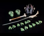 COSMIC LEGIONS: OXKREWE BOOK ONE THRAXXON FIGURA SSKUR´GE THRAXXIAN SCOUT. Originarios de Thraxxon, los thraxxianos se adaptan bien a la vida en los duros entornos de su planeta natal. Conocido por su territorialidad, mantienen una comunidad social primitiva, pero bien estructurada, entre sus tribus. Desde los Ancianos hasta los cazadores, pasando por los exploradores enviados a investigar las amenazas a la comunidad, todos los thraxxianos exhiben una agresividad extrema ante cualquier cosa que no comprendan o que consideren una perturbación para su existencia. Mientras los supervivientes de la OxKrewe registran los restos de su nave en busca de objetos que puedan usar en su campamento improvisado, ven a un pequeño grupo de exploradores thraxxianos observándolos desde la distancia. El grupo de exploración comienza a poner a prueba las defensas del campamento de la tripulación, lo que finalmente desemboca en un violento enfrentamiento del que la OxKrewe tiene la suerte de escapar ilesa. Los thraxxianos se retiran al paisaje rocoso de Thraxxon, pero la OxKrewe sabe que no han visto la última de estas amenazas reptilianas.