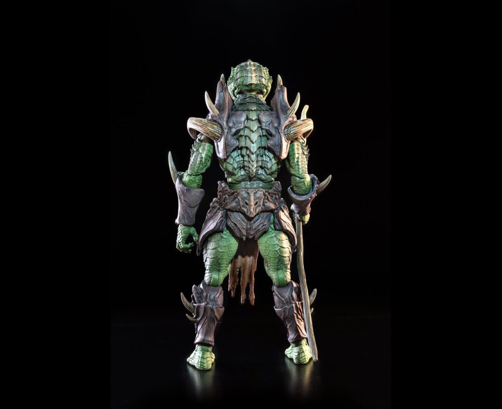 Cosmic legions: oxkrewe book one thraxxon figura sskur´ge thraxxian scout. Originarios de thraxxon, los thraxxianos se adaptan bien a la vida en los duros entornos de su planeta natal. Conocido por su territorialidad, mantienen una comunidad social primitiva, pero bien estructurada, entre sus tribus. Desde los ancianos hasta los cazadores, pasando por los exploradores enviados a investigar las amenazas a la comunidad, todos los thraxxianos exhiben una agresividad extrema ante cualquier cosa que no comprendan o que consideren una perturbación para su existencia. Mientras los supervivientes de la oxkrewe registran los restos de su nave en busca de objetos que puedan usar en su campamento improvisado, ven a un pequeño grupo de exploradores thraxxianos observándolos desde la distancia. El grupo de exploración comienza a poner a prueba las defensas del campamento de la tripulación, lo que finalmente desemboca en un violento enfrentamiento del que la oxkrewe tiene la suerte de escapar ilesa. Los thraxxianos se retiran al paisaje rocoso de thraxxon, pero la oxkrewe sabe que no han visto la última de estas amenazas reptilianas.