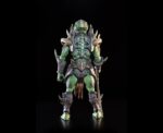 COSMIC LEGIONS: OXKREWE BOOK ONE THRAXXON FIGURA SSKUR´GE THRAXXIAN SCOUT. Originarios de Thraxxon, los thraxxianos se adaptan bien a la vida en los duros entornos de su planeta natal. Conocido por su territorialidad, mantienen una comunidad social primitiva, pero bien estructurada, entre sus tribus. Desde los Ancianos hasta los cazadores, pasando por los exploradores enviados a investigar las amenazas a la comunidad, todos los thraxxianos exhiben una agresividad extrema ante cualquier cosa que no comprendan o que consideren una perturbación para su existencia. Mientras los supervivientes de la OxKrewe registran los restos de su nave en busca de objetos que puedan usar en su campamento improvisado, ven a un pequeño grupo de exploradores thraxxianos observándolos desde la distancia. El grupo de exploración comienza a poner a prueba las defensas del campamento de la tripulación, lo que finalmente desemboca en un violento enfrentamiento del que la OxKrewe tiene la suerte de escapar ilesa. Los thraxxianos se retiran al paisaje rocoso de Thraxxon, pero la OxKrewe sabe que no han visto la última de estas amenazas reptilianas.