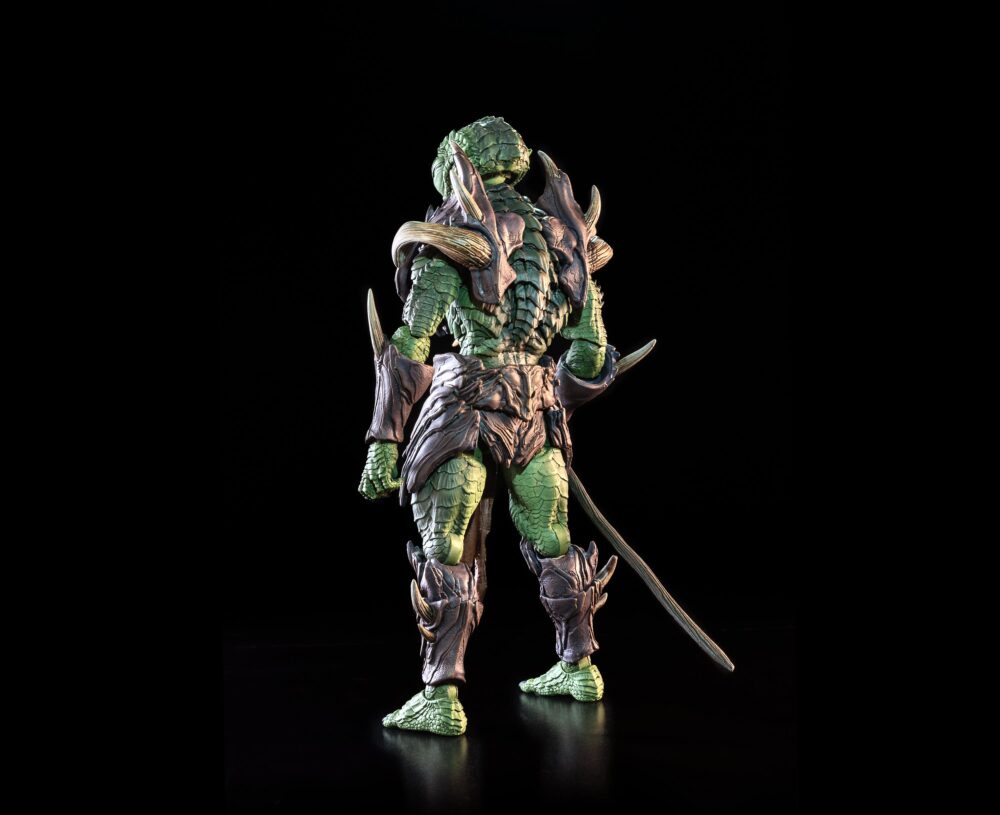 Cosmic legions: oxkrewe book one thraxxon figura sskur´ge thraxxian scout. Originarios de thraxxon, los thraxxianos se adaptan bien a la vida en los duros entornos de su planeta natal. Conocido por su territorialidad, mantienen una comunidad social primitiva, pero bien estructurada, entre sus tribus. Desde los ancianos hasta los cazadores, pasando por los exploradores enviados a investigar las amenazas a la comunidad, todos los thraxxianos exhiben una agresividad extrema ante cualquier cosa que no comprendan o que consideren una perturbación para su existencia. Mientras los supervivientes de la oxkrewe registran los restos de su nave en busca de objetos que puedan usar en su campamento improvisado, ven a un pequeño grupo de exploradores thraxxianos observándolos desde la distancia. El grupo de exploración comienza a poner a prueba las defensas del campamento de la tripulación, lo que finalmente desemboca en un violento enfrentamiento del que la oxkrewe tiene la suerte de escapar ilesa. Los thraxxianos se retiran al paisaje rocoso de thraxxon, pero la oxkrewe sabe que no han visto la última de estas amenazas reptilianas.