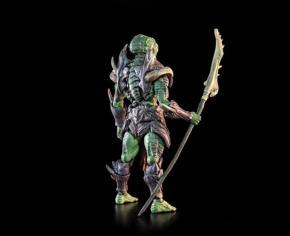 Cosmic legions: oxkrewe book one thraxxon figura sskur´ge thraxxian scout. Originarios de thraxxon, los thraxxianos se adaptan bien a la vida en los duros entornos de su planeta natal. Conocido por su territorialidad, mantienen una comunidad social primitiva, pero bien estructurada, entre sus tribus. Desde los ancianos hasta los cazadores, pasando por los exploradores enviados a investigar las amenazas a la comunidad, todos los thraxxianos exhiben una agresividad extrema ante cualquier cosa que no comprendan o que consideren una perturbación para su existencia. Mientras los supervivientes de la oxkrewe registran los restos de su nave en busca de objetos que puedan usar en su campamento improvisado, ven a un pequeño grupo de exploradores thraxxianos observándolos desde la distancia. El grupo de exploración comienza a poner a prueba las defensas del campamento de la tripulación, lo que finalmente desemboca en un violento enfrentamiento del que la oxkrewe tiene la suerte de escapar ilesa. Los thraxxianos se retiran al paisaje rocoso de thraxxon, pero la oxkrewe sabe que no han visto la última de estas amenazas reptilianas.