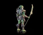 COSMIC LEGIONS: OXKREWE BOOK ONE THRAXXON FIGURA SSKUR´GE THRAXXIAN SCOUT. Originarios de Thraxxon, los thraxxianos se adaptan bien a la vida en los duros entornos de su planeta natal. Conocido por su territorialidad, mantienen una comunidad social primitiva, pero bien estructurada, entre sus tribus. Desde los Ancianos hasta los cazadores, pasando por los exploradores enviados a investigar las amenazas a la comunidad, todos los thraxxianos exhiben una agresividad extrema ante cualquier cosa que no comprendan o que consideren una perturbación para su existencia. Mientras los supervivientes de la OxKrewe registran los restos de su nave en busca de objetos que puedan usar en su campamento improvisado, ven a un pequeño grupo de exploradores thraxxianos observándolos desde la distancia. El grupo de exploración comienza a poner a prueba las defensas del campamento de la tripulación, lo que finalmente desemboca en un violento enfrentamiento del que la OxKrewe tiene la suerte de escapar ilesa. Los thraxxianos se retiran al paisaje rocoso de Thraxxon, pero la OxKrewe sabe que no han visto la última de estas amenazas reptilianas.