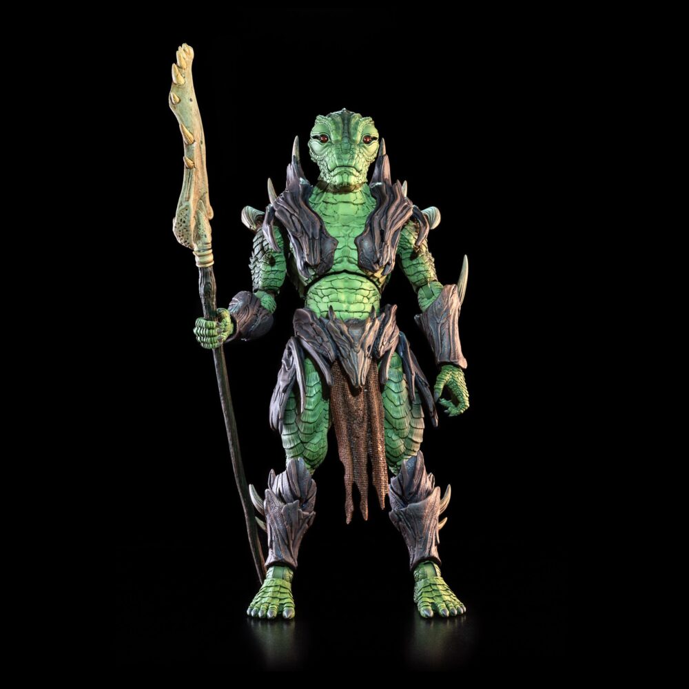 Cosmic legions: oxkrewe book one thraxxon figura sskur´ge thraxxian scout. Originarios de thraxxon, los thraxxianos se adaptan bien a la vida en los duros entornos de su planeta natal. Conocido por su territorialidad, mantienen una comunidad social primitiva, pero bien estructurada, entre sus tribus. Desde los ancianos hasta los cazadores, pasando por los exploradores enviados a investigar las amenazas a la comunidad, todos los thraxxianos exhiben una agresividad extrema ante cualquier cosa que no comprendan o que consideren una perturbación para su existencia. Mientras los supervivientes de la oxkrewe registran los restos de su nave en busca de objetos que puedan usar en su campamento improvisado, ven a un pequeño grupo de exploradores thraxxianos observándolos desde la distancia. El grupo de exploración comienza a poner a prueba las defensas del campamento de la tripulación, lo que finalmente desemboca en un violento enfrentamiento del que la oxkrewe tiene la suerte de escapar ilesa. Los thraxxianos se retiran al paisaje rocoso de thraxxon, pero la oxkrewe sabe que no han visto la última de estas amenazas reptilianas.