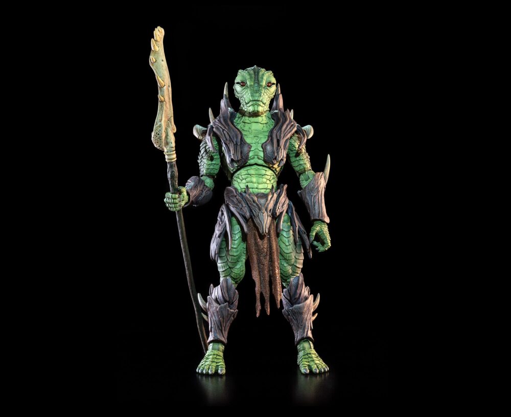 Cosmic legions: oxkrewe book one thraxxon figura sskur´ge thraxxian scout. Originarios de thraxxon, los thraxxianos se adaptan bien a la vida en los duros entornos de su planeta natal. Conocido por su territorialidad, mantienen una comunidad social primitiva, pero bien estructurada, entre sus tribus. Desde los ancianos hasta los cazadores, pasando por los exploradores enviados a investigar las amenazas a la comunidad, todos los thraxxianos exhiben una agresividad extrema ante cualquier cosa que no comprendan o que consideren una perturbación para su existencia. Mientras los supervivientes de la oxkrewe registran los restos de su nave en busca de objetos que puedan usar en su campamento improvisado, ven a un pequeño grupo de exploradores thraxxianos observándolos desde la distancia. El grupo de exploración comienza a poner a prueba las defensas del campamento de la tripulación, lo que finalmente desemboca en un violento enfrentamiento del que la oxkrewe tiene la suerte de escapar ilesa. Los thraxxianos se retiran al paisaje rocoso de thraxxon, pero la oxkrewe sabe que no han visto la última de estas amenazas reptilianas.