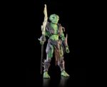 COSMIC LEGIONS: OXKREWE BOOK ONE THRAXXON FIGURA SSKUR´GE THRAXXIAN SCOUT. Originarios de Thraxxon, los thraxxianos se adaptan bien a la vida en los duros entornos de su planeta natal. Conocido por su territorialidad, mantienen una comunidad social primitiva, pero bien estructurada, entre sus tribus. Desde los Ancianos hasta los cazadores, pasando por los exploradores enviados a investigar las amenazas a la comunidad, todos los thraxxianos exhiben una agresividad extrema ante cualquier cosa que no comprendan o que consideren una perturbación para su existencia. Mientras los supervivientes de la OxKrewe registran los restos de su nave en busca de objetos que puedan usar en su campamento improvisado, ven a un pequeño grupo de exploradores thraxxianos observándolos desde la distancia. El grupo de exploración comienza a poner a prueba las defensas del campamento de la tripulación, lo que finalmente desemboca en un violento enfrentamiento del que la OxKrewe tiene la suerte de escapar ilesa. Los thraxxianos se retiran al paisaje rocoso de Thraxxon, pero la OxKrewe sabe que no han visto la última de estas amenazas reptilianas.