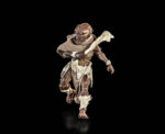 THRAXXIAN HUNTER COSMIC LEGIONS: OXKREWE BOOK. Aunque la mayoría de los thraxxianos son hostiles sólo cuando creen que su tribu está amenazada, también hay algunos para los que la violencia no es sólo un instinto de supervivencia, sino más bien un medio de conquista y dominación. Un clan especialmente agresivo de cazadores thraxxianos habita la desolada franja de paisaje que separa las mitades norte y sur de Thraxxon, conocida como la Zona Harrow. Ataviados con armaduras fabricadas con los huesos de sus enemigos, estos cazadores suelen atacar a los viajeros que deciden utilizar las Gradas, especialmente a aquellos a los que creen que pueden dominar fácilmente. En un preocupante giro de los acontecimientos, las tácticas de estos Thraxxians han cambiado en los últimos tiempos, y los ataques a los convoyes, incluso obviamente bien equipados, han aumentado a un ritmo alarmante. También ha aumentado el nivel de coordinación y planificación de sus ataques, lo que apunta a que alguien está utilizando a estos cazadores como parte de un plan más amplio. Se rumorea que un señor de la guerra de las tierras baldías pretende gobernar todo Thraxxon y que, al parecer, utiliza las tendencias violentas de los thraxxianos para conseguir sus objetivos. Es un grupo de estos Thraxxians que están cazando el convoy que viaja desde el campamento de OxKrewe de nuevo a Scapehaven. Tendiendo una trampa a lo largo de la zona de Harrow, los cazadores están al acecho como su presa se abre camino hacia ellos y un enfrentamiento inevitable que puede tener implicaciones importantes para la estructura de poder de Thraxxon.