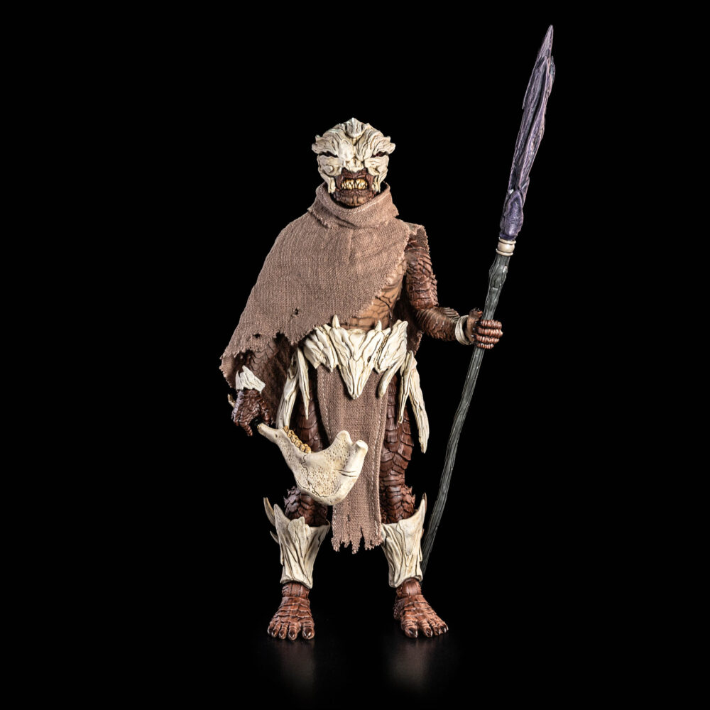Thraxxian hunter cosmic legions: oxkrewe book. Aunque la mayoría de los thraxxianos son hostiles sólo cuando creen que su tribu está amenazada, también hay algunos para los que la violencia no es sólo un instinto de supervivencia, sino más bien un medio de conquista y dominación. Un clan especialmente agresivo de cazadores thraxxianos habita la desolada franja de paisaje que separa las mitades norte y sur de thraxxon, conocida como la zona harrow. Ataviados con armaduras fabricadas con los huesos de sus enemigos, estos cazadores suelen atacar a los viajeros que deciden utilizar las gradas, especialmente a aquellos a los que creen que pueden dominar fácilmente. En un preocupante giro de los acontecimientos, las tácticas de estos thraxxians han cambiado en los últimos tiempos, y los ataques a los convoyes, incluso obviamente bien equipados, han aumentado a un ritmo alarmante. También ha aumentado el nivel de coordinación y planificación de sus ataques, lo que apunta a que alguien está utilizando a estos cazadores como parte de un plan más amplio. Se rumorea que un señor de la guerra de las tierras baldías pretende gobernar todo thraxxon y que, al parecer, utiliza las tendencias violentas de los thraxxianos para conseguir sus objetivos. Es un grupo de estos thraxxians que están cazando el convoy que viaja desde el campamento de oxkrewe de nuevo a scapehaven. Tendiendo una trampa a lo largo de la zona de harrow, los cazadores están al acecho como su presa se abre camino hacia ellos y un enfrentamiento inevitable que puede tener implicaciones importantes para la estructura de poder de thraxxon.