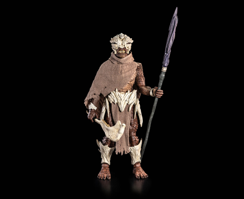 Thraxxian hunter cosmic legions: oxkrewe book. Aunque la mayoría de los thraxxianos son hostiles sólo cuando creen que su tribu está amenazada, también hay algunos para los que la violencia no es sólo un instinto de supervivencia, sino más bien un medio de conquista y dominación. Un clan especialmente agresivo de cazadores thraxxianos habita la desolada franja de paisaje que separa las mitades norte y sur de thraxxon, conocida como la zona harrow. Ataviados con armaduras fabricadas con los huesos de sus enemigos, estos cazadores suelen atacar a los viajeros que deciden utilizar las gradas, especialmente a aquellos a los que creen que pueden dominar fácilmente. En un preocupante giro de los acontecimientos, las tácticas de estos thraxxians han cambiado en los últimos tiempos, y los ataques a los convoyes, incluso obviamente bien equipados, han aumentado a un ritmo alarmante. También ha aumentado el nivel de coordinación y planificación de sus ataques, lo que apunta a que alguien está utilizando a estos cazadores como parte de un plan más amplio. Se rumorea que un señor de la guerra de las tierras baldías pretende gobernar todo thraxxon y que, al parecer, utiliza las tendencias violentas de los thraxxianos para conseguir sus objetivos. Es un grupo de estos thraxxians que están cazando el convoy que viaja desde el campamento de oxkrewe de nuevo a scapehaven. Tendiendo una trampa a lo largo de la zona de harrow, los cazadores están al acecho como su presa se abre camino hacia ellos y un enfrentamiento inevitable que puede tener implicaciones importantes para la estructura de poder de thraxxon.