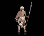 THRAXXIAN HUNTER COSMIC LEGIONS: OXKREWE BOOK. Aunque la mayoría de los thraxxianos son hostiles sólo cuando creen que su tribu está amenazada, también hay algunos para los que la violencia no es sólo un instinto de supervivencia, sino más bien un medio de conquista y dominación. Un clan especialmente agresivo de cazadores thraxxianos habita la desolada franja de paisaje que separa las mitades norte y sur de Thraxxon, conocida como la Zona Harrow. Ataviados con armaduras fabricadas con los huesos de sus enemigos, estos cazadores suelen atacar a los viajeros que deciden utilizar las Gradas, especialmente a aquellos a los que creen que pueden dominar fácilmente. En un preocupante giro de los acontecimientos, las tácticas de estos Thraxxians han cambiado en los últimos tiempos, y los ataques a los convoyes, incluso obviamente bien equipados, han aumentado a un ritmo alarmante. También ha aumentado el nivel de coordinación y planificación de sus ataques, lo que apunta a que alguien está utilizando a estos cazadores como parte de un plan más amplio. Se rumorea que un señor de la guerra de las tierras baldías pretende gobernar todo Thraxxon y que, al parecer, utiliza las tendencias violentas de los thraxxianos para conseguir sus objetivos. Es un grupo de estos Thraxxians que están cazando el convoy que viaja desde el campamento de OxKrewe de nuevo a Scapehaven. Tendiendo una trampa a lo largo de la zona de Harrow, los cazadores están al acecho como su presa se abre camino hacia ellos y un enfrentamiento inevitable que puede tener implicaciones importantes para la estructura de poder de Thraxxon.