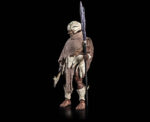 THRAXXIAN HUNTER COSMIC LEGIONS: OXKREWE BOOK. Aunque la mayoría de los thraxxianos son hostiles sólo cuando creen que su tribu está amenazada, también hay algunos para los que la violencia no es sólo un instinto de supervivencia, sino más bien un medio de conquista y dominación. Un clan especialmente agresivo de cazadores thraxxianos habita la desolada franja de paisaje que separa las mitades norte y sur de Thraxxon, conocida como la Zona Harrow. Ataviados con armaduras fabricadas con los huesos de sus enemigos, estos cazadores suelen atacar a los viajeros que deciden utilizar las Gradas, especialmente a aquellos a los que creen que pueden dominar fácilmente. En un preocupante giro de los acontecimientos, las tácticas de estos Thraxxians han cambiado en los últimos tiempos, y los ataques a los convoyes, incluso obviamente bien equipados, han aumentado a un ritmo alarmante. También ha aumentado el nivel de coordinación y planificación de sus ataques, lo que apunta a que alguien está utilizando a estos cazadores como parte de un plan más amplio. Se rumorea que un señor de la guerra de las tierras baldías pretende gobernar todo Thraxxon y que, al parecer, utiliza las tendencias violentas de los thraxxianos para conseguir sus objetivos. Es un grupo de estos Thraxxians que están cazando el convoy que viaja desde el campamento de OxKrewe de nuevo a Scapehaven. Tendiendo una trampa a lo largo de la zona de Harrow, los cazadores están al acecho como su presa se abre camino hacia ellos y un enfrentamiento inevitable que puede tener implicaciones importantes para la estructura de poder de Thraxxon.