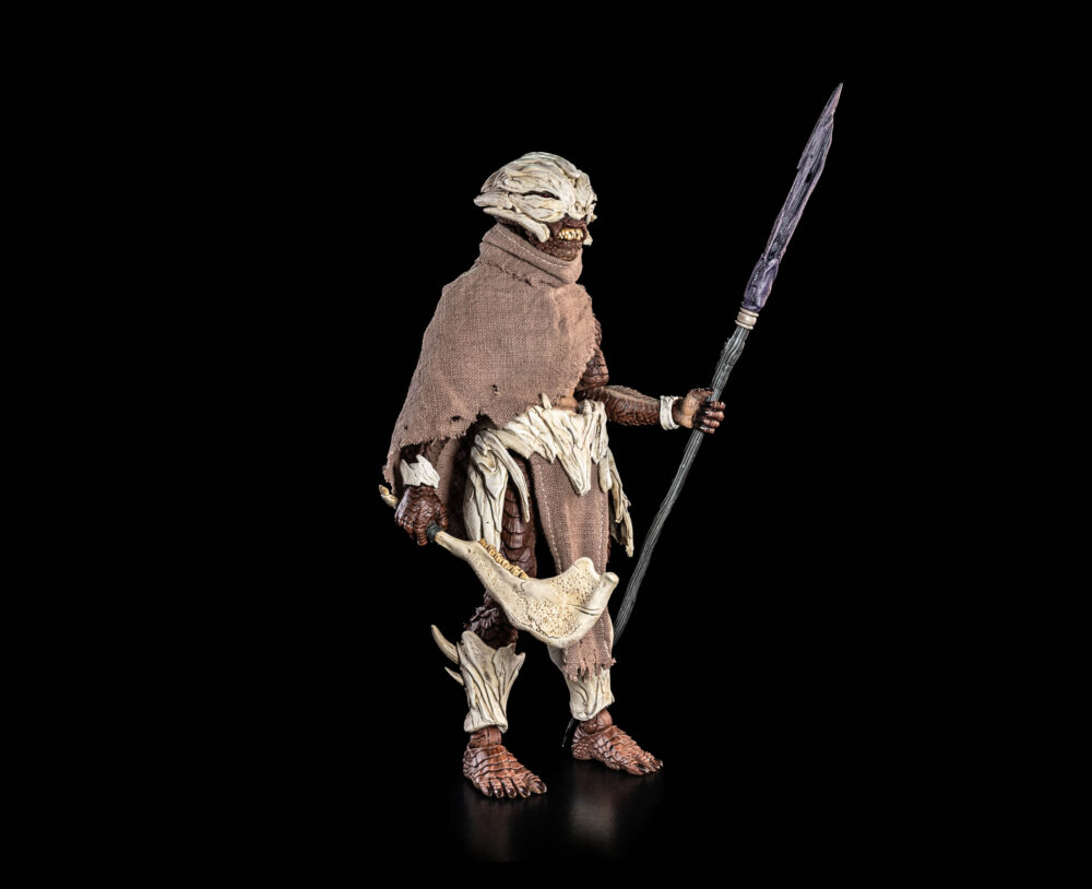 Thraxxian hunter cosmic legions: oxkrewe book. Aunque la mayoría de los thraxxianos son hostiles sólo cuando creen que su tribu está amenazada, también hay algunos para los que la violencia no es sólo un instinto de supervivencia, sino más bien un medio de conquista y dominación. Un clan especialmente agresivo de cazadores thraxxianos habita la desolada franja de paisaje que separa las mitades norte y sur de thraxxon, conocida como la zona harrow. Ataviados con armaduras fabricadas con los huesos de sus enemigos, estos cazadores suelen atacar a los viajeros que deciden utilizar las gradas, especialmente a aquellos a los que creen que pueden dominar fácilmente. En un preocupante giro de los acontecimientos, las tácticas de estos thraxxians han cambiado en los últimos tiempos, y los ataques a los convoyes, incluso obviamente bien equipados, han aumentado a un ritmo alarmante. También ha aumentado el nivel de coordinación y planificación de sus ataques, lo que apunta a que alguien está utilizando a estos cazadores como parte de un plan más amplio. Se rumorea que un señor de la guerra de las tierras baldías pretende gobernar todo thraxxon y que, al parecer, utiliza las tendencias violentas de los thraxxianos para conseguir sus objetivos. Es un grupo de estos thraxxians que están cazando el convoy que viaja desde el campamento de oxkrewe de nuevo a scapehaven. Tendiendo una trampa a lo largo de la zona de harrow, los cazadores están al acecho como su presa se abre camino hacia ellos y un enfrentamiento inevitable que puede tener implicaciones importantes para la estructura de poder de thraxxon.