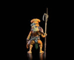 COSMIC LEGIONS: OXKREWE BOOK ONE THRAXXON FIGURA UK-HA. Como planeta remoto, Thraxxon es muy primitivo desde el punto de vista tecnológico. Mientras que los thraxxianos rechazan cualquier tecnología no nativa, los veeblianos veneran esa misma tecnología, tratándola con fascinación y entusiasmo. Parte de una sociedad estructurada, similar a una colmena, con casas construidas en los vastos acantilados que se alzan desde los valles de Thraxxon, los veeblianos adornan esos hogares con las curiosidades tecnológicas desechadas que encuentran. La mayoría de los veeblianos consideran estas baratijas como tesoros misteriosos, pero algunos, como UkHa, han aprendido a reparar y usar algunos de los objetos que han encontrado, lo que los hace aún más venerados por sus tribus. La OxKrewe se muestra cautelosa al contactar con otro nativo de Thraxxon, pero UkHa rápidamente tranquiliza a la tripulación y se muestra útil. Mientras ayuda al mecánico de la tripulación, Kogg, a reparar algunos equipos de demolición, el Veeblian también proporciona a la tripulación información invaluable sobre el planeta en el que se encuentran varados y las especies que habitan Thraxxon.