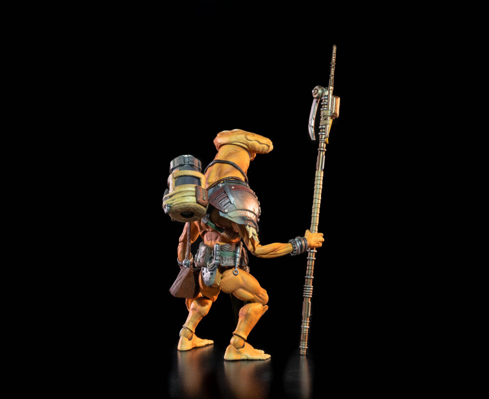 Cosmic legions: oxkrewe book one thraxxon figura uk-ha. Como planeta remoto, thraxxon es muy primitivo desde el punto de vista tecnológico. Mientras que los thraxxianos rechazan cualquier tecnología no nativa, los veeblianos veneran esa misma tecnología, tratándola con fascinación y entusiasmo. Parte de una sociedad estructurada, similar a una colmena, con casas construidas en los vastos acantilados que se alzan desde los valles de thraxxon, los veeblianos adornan esos hogares con las curiosidades tecnológicas desechadas que encuentran. La mayoría de los veeblianos consideran estas baratijas como tesoros misteriosos, pero algunos, como ukha, han aprendido a reparar y usar algunos de los objetos que han encontrado, lo que los hace aún más venerados por sus tribus. La oxkrewe se muestra cautelosa al contactar con otro nativo de thraxxon, pero ukha rápidamente tranquiliza a la tripulación y se muestra útil. Mientras ayuda al mecánico de la tripulación, kogg, a reparar algunos equipos de demolición, el veeblian también proporciona a la tripulación información invaluable sobre el planeta en el que se encuentran varados y las especies que habitan thraxxon.