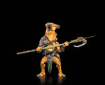 COSMIC LEGIONS: OXKREWE BOOK ONE THRAXXON FIGURA UK-HA. Como planeta remoto, Thraxxon es muy primitivo desde el punto de vista tecnológico. Mientras que los thraxxianos rechazan cualquier tecnología no nativa, los veeblianos veneran esa misma tecnología, tratándola con fascinación y entusiasmo. Parte de una sociedad estructurada, similar a una colmena, con casas construidas en los vastos acantilados que se alzan desde los valles de Thraxxon, los veeblianos adornan esos hogares con las curiosidades tecnológicas desechadas que encuentran. La mayoría de los veeblianos consideran estas baratijas como tesoros misteriosos, pero algunos, como UkHa, han aprendido a reparar y usar algunos de los objetos que han encontrado, lo que los hace aún más venerados por sus tribus. La OxKrewe se muestra cautelosa al contactar con otro nativo de Thraxxon, pero UkHa rápidamente tranquiliza a la tripulación y se muestra útil. Mientras ayuda al mecánico de la tripulación, Kogg, a reparar algunos equipos de demolición, el Veeblian también proporciona a la tripulación información invaluable sobre el planeta en el que se encuentran varados y las especies que habitan Thraxxon.