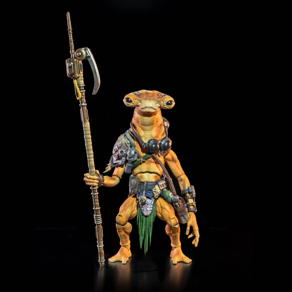 Cosmic legions: oxkrewe book one thraxxon figura uk-ha. Como planeta remoto, thraxxon es muy primitivo desde el punto de vista tecnológico. Mientras que los thraxxianos rechazan cualquier tecnología no nativa, los veeblianos veneran esa misma tecnología, tratándola con fascinación y entusiasmo. Parte de una sociedad estructurada, similar a una colmena, con casas construidas en los vastos acantilados que se alzan desde los valles de thraxxon, los veeblianos adornan esos hogares con las curiosidades tecnológicas desechadas que encuentran. La mayoría de los veeblianos consideran estas baratijas como tesoros misteriosos, pero algunos, como ukha, han aprendido a reparar y usar algunos de los objetos que han encontrado, lo que los hace aún más venerados por sus tribus. La oxkrewe se muestra cautelosa al contactar con otro nativo de thraxxon, pero ukha rápidamente tranquiliza a la tripulación y se muestra útil. Mientras ayuda al mecánico de la tripulación, kogg, a reparar algunos equipos de demolición, el veeblian también proporciona a la tripulación información invaluable sobre el planeta en el que se encuentran varados y las especies que habitan thraxxon.