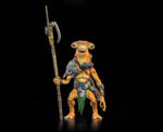 COSMIC LEGIONS: OXKREWE BOOK ONE THRAXXON FIGURA UK-HA. Como planeta remoto, Thraxxon es muy primitivo desde el punto de vista tecnológico. Mientras que los thraxxianos rechazan cualquier tecnología no nativa, los veeblianos veneran esa misma tecnología, tratándola con fascinación y entusiasmo. Parte de una sociedad estructurada, similar a una colmena, con casas construidas en los vastos acantilados que se alzan desde los valles de Thraxxon, los veeblianos adornan esos hogares con las curiosidades tecnológicas desechadas que encuentran. La mayoría de los veeblianos consideran estas baratijas como tesoros misteriosos, pero algunos, como UkHa, han aprendido a reparar y usar algunos de los objetos que han encontrado, lo que los hace aún más venerados por sus tribus. La OxKrewe se muestra cautelosa al contactar con otro nativo de Thraxxon, pero UkHa rápidamente tranquiliza a la tripulación y se muestra útil. Mientras ayuda al mecánico de la tripulación, Kogg, a reparar algunos equipos de demolición, el Veeblian también proporciona a la tripulación información invaluable sobre el planeta en el que se encuentran varados y las especies que habitan Thraxxon.