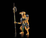 COSMIC LEGIONS: OXKREWE BOOK ONE THRAXXON FIGURA UK-HA. Como planeta remoto, Thraxxon es muy primitivo desde el punto de vista tecnológico. Mientras que los thraxxianos rechazan cualquier tecnología no nativa, los veeblianos veneran esa misma tecnología, tratándola con fascinación y entusiasmo. Parte de una sociedad estructurada, similar a una colmena, con casas construidas en los vastos acantilados que se alzan desde los valles de Thraxxon, los veeblianos adornan esos hogares con las curiosidades tecnológicas desechadas que encuentran. La mayoría de los veeblianos consideran estas baratijas como tesoros misteriosos, pero algunos, como UkHa, han aprendido a reparar y usar algunos de los objetos que han encontrado, lo que los hace aún más venerados por sus tribus. La OxKrewe se muestra cautelosa al contactar con otro nativo de Thraxxon, pero UkHa rápidamente tranquiliza a la tripulación y se muestra útil. Mientras ayuda al mecánico de la tripulación, Kogg, a reparar algunos equipos de demolición, el Veeblian también proporciona a la tripulación información invaluable sobre el planeta en el que se encuentran varados y las especies que habitan Thraxxon.