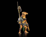 COSMIC LEGIONS: OXKREWE BOOK ONE THRAXXON FIGURA UK-HA. Como planeta remoto, Thraxxon es muy primitivo desde el punto de vista tecnológico. Mientras que los thraxxianos rechazan cualquier tecnología no nativa, los veeblianos veneran esa misma tecnología, tratándola con fascinación y entusiasmo. Parte de una sociedad estructurada, similar a una colmena, con casas construidas en los vastos acantilados que se alzan desde los valles de Thraxxon, los veeblianos adornan esos hogares con las curiosidades tecnológicas desechadas que encuentran. La mayoría de los veeblianos consideran estas baratijas como tesoros misteriosos, pero algunos, como UkHa, han aprendido a reparar y usar algunos de los objetos que han encontrado, lo que los hace aún más venerados por sus tribus. La OxKrewe se muestra cautelosa al contactar con otro nativo de Thraxxon, pero UkHa rápidamente tranquiliza a la tripulación y se muestra útil. Mientras ayuda al mecánico de la tripulación, Kogg, a reparar algunos equipos de demolición, el Veeblian también proporciona a la tripulación información invaluable sobre el planeta en el que se encuentran varados y las especies que habitan Thraxxon.
