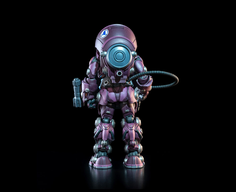 Cosmic legions: oxkrewe book one thraxxon figura uularia speer (deluxe). Uularia y su esposo, vellok, han trabajado para la corporación aexor3 como especialistas en recuperación durante muchos ciclos. Como navegante del qorgonox, el trabajo de uularia es trazar un camino seguro para la "oxkrewe" adondequiera que sus misiones los lleven. Se toma este rol muy en serio, ya que los miembros de la tripulación que viajan con ella son más que simples compañeros de trabajo: son su familia elegida, y ella es la madre protectora cuya tarea es mantenerlos en el camino correcto. Varada en un planeta extraño con equipo limitado y menos recursos, uularia reconstruye piezas rotas de tecnología de navegación, y finalmente descubre que se encuentran en un planeta llamado thraxxon, en las profundidades del cuarto anillo del cosmerrium. Mientras su esposo está profundamente concentrado en los desafíos que les esperan, uularia lucha por asimilar la situación, sintiendo de alguna manera que ella podría ser responsable de que su nave se desviara de su rumbo y de que su familia sufra por ese error.