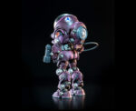 COSMIC LEGIONS: OXKREWE BOOK ONE THRAXXON FIGURA UULARIA SPEER (DELUXE). Uularia y su esposo, Vellok, han trabajado para la corporación AEXOR3 como especialistas en recuperación durante muchos ciclos. Como navegante del Qorgonox, el trabajo de Uularia es trazar un camino seguro para la "OxKrewe" adondequiera que sus misiones los lleven. Se toma este rol muy en serio, ya que los miembros de la tripulación que viajan con ella son más que simples compañeros de trabajo: son su familia elegida, y ella es la madre protectora cuya tarea es mantenerlos en el camino correcto. Varada en un planeta extraño con equipo limitado y menos recursos, Uularia reconstruye piezas rotas de tecnología de navegación, y finalmente descubre que se encuentran en un planeta llamado Thraxxon, en las profundidades del Cuarto Anillo del Cosmerrium. Mientras su esposo está profundamente concentrado en los desafíos que les esperan, Uularia lucha por asimilar la situación, sintiendo de alguna manera que ella podría ser responsable de que su nave se desviara de su rumbo y de que su familia sufra por ese error.