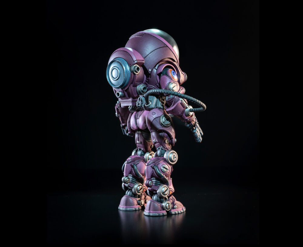 Cosmic legions: oxkrewe book one thraxxon figura uularia speer (deluxe). Uularia y su esposo, vellok, han trabajado para la corporación aexor3 como especialistas en recuperación durante muchos ciclos. Como navegante del qorgonox, el trabajo de uularia es trazar un camino seguro para la "oxkrewe" adondequiera que sus misiones los lleven. Se toma este rol muy en serio, ya que los miembros de la tripulación que viajan con ella son más que simples compañeros de trabajo: son su familia elegida, y ella es la madre protectora cuya tarea es mantenerlos en el camino correcto. Varada en un planeta extraño con equipo limitado y menos recursos, uularia reconstruye piezas rotas de tecnología de navegación, y finalmente descubre que se encuentran en un planeta llamado thraxxon, en las profundidades del cuarto anillo del cosmerrium. Mientras su esposo está profundamente concentrado en los desafíos que les esperan, uularia lucha por asimilar la situación, sintiendo de alguna manera que ella podría ser responsable de que su nave se desviara de su rumbo y de que su familia sufra por ese error.