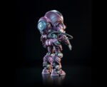 COSMIC LEGIONS: OXKREWE BOOK ONE THRAXXON FIGURA UULARIA SPEER (DELUXE). Uularia y su esposo, Vellok, han trabajado para la corporación AEXOR3 como especialistas en recuperación durante muchos ciclos. Como navegante del Qorgonox, el trabajo de Uularia es trazar un camino seguro para la "OxKrewe" adondequiera que sus misiones los lleven. Se toma este rol muy en serio, ya que los miembros de la tripulación que viajan con ella son más que simples compañeros de trabajo: son su familia elegida, y ella es la madre protectora cuya tarea es mantenerlos en el camino correcto. Varada en un planeta extraño con equipo limitado y menos recursos, Uularia reconstruye piezas rotas de tecnología de navegación, y finalmente descubre que se encuentran en un planeta llamado Thraxxon, en las profundidades del Cuarto Anillo del Cosmerrium. Mientras su esposo está profundamente concentrado en los desafíos que les esperan, Uularia lucha por asimilar la situación, sintiendo de alguna manera que ella podría ser responsable de que su nave se desviara de su rumbo y de que su familia sufra por ese error.