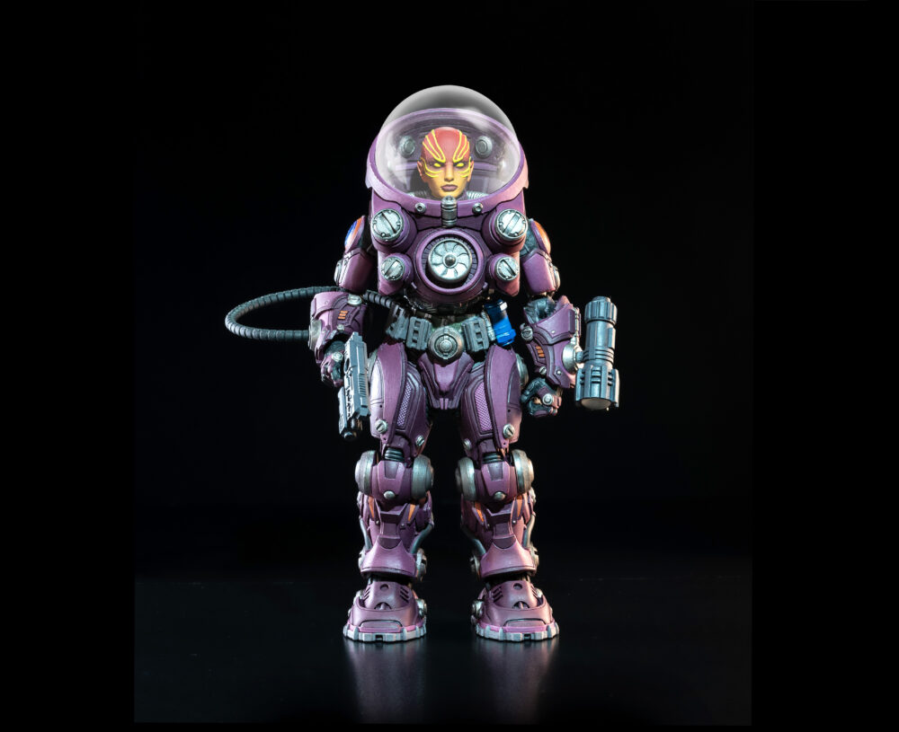 Cosmic legions: oxkrewe book one thraxxon figura uularia speer (deluxe). Uularia y su esposo, vellok, han trabajado para la corporación aexor3 como especialistas en recuperación durante muchos ciclos. Como navegante del qorgonox, el trabajo de uularia es trazar un camino seguro para la "oxkrewe" adondequiera que sus misiones los lleven. Se toma este rol muy en serio, ya que los miembros de la tripulación que viajan con ella son más que simples compañeros de trabajo: son su familia elegida, y ella es la madre protectora cuya tarea es mantenerlos en el camino correcto. Varada en un planeta extraño con equipo limitado y menos recursos, uularia reconstruye piezas rotas de tecnología de navegación, y finalmente descubre que se encuentran en un planeta llamado thraxxon, en las profundidades del cuarto anillo del cosmerrium. Mientras su esposo está profundamente concentrado en los desafíos que les esperan, uularia lucha por asimilar la situación, sintiendo de alguna manera que ella podría ser responsable de que su nave se desviara de su rumbo y de que su familia sufra por ese error.