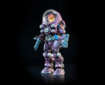 COSMIC LEGIONS: OXKREWE BOOK ONE THRAXXON FIGURA UULARIA SPEER (DELUXE). Uularia y su esposo, Vellok, han trabajado para la corporación AEXOR3 como especialistas en recuperación durante muchos ciclos. Como navegante del Qorgonox, el trabajo de Uularia es trazar un camino seguro para la "OxKrewe" adondequiera que sus misiones los lleven. Se toma este rol muy en serio, ya que los miembros de la tripulación que viajan con ella son más que simples compañeros de trabajo: son su familia elegida, y ella es la madre protectora cuya tarea es mantenerlos en el camino correcto. Varada en un planeta extraño con equipo limitado y menos recursos, Uularia reconstruye piezas rotas de tecnología de navegación, y finalmente descubre que se encuentran en un planeta llamado Thraxxon, en las profundidades del Cuarto Anillo del Cosmerrium. Mientras su esposo está profundamente concentrado en los desafíos que les esperan, Uularia lucha por asimilar la situación, sintiendo de alguna manera que ella podría ser responsable de que su nave se desviara de su rumbo y de que su familia sufra por ese error.