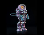 COSMIC LEGIONS: OXKREWE BOOK ONE THRAXXON FIGURA UULARIA SPEER (DELUXE). Uularia y su esposo, Vellok, han trabajado para la corporación AEXOR3 como especialistas en recuperación durante muchos ciclos. Como navegante del Qorgonox, el trabajo de Uularia es trazar un camino seguro para la "OxKrewe" adondequiera que sus misiones los lleven. Se toma este rol muy en serio, ya que los miembros de la tripulación que viajan con ella son más que simples compañeros de trabajo: son su familia elegida, y ella es la madre protectora cuya tarea es mantenerlos en el camino correcto. Varada en un planeta extraño con equipo limitado y menos recursos, Uularia reconstruye piezas rotas de tecnología de navegación, y finalmente descubre que se encuentran en un planeta llamado Thraxxon, en las profundidades del Cuarto Anillo del Cosmerrium. Mientras su esposo está profundamente concentrado en los desafíos que les esperan, Uularia lucha por asimilar la situación, sintiendo de alguna manera que ella podría ser responsable de que su nave se desviara de su rumbo y de que su familia sufra por ese error.