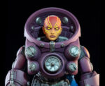 COSMIC LEGIONS: OXKREWE BOOK ONE THRAXXON FIGURA UULARIA SPEER (DELUXE). Uularia y su esposo, Vellok, han trabajado para la corporación AEXOR3 como especialistas en recuperación durante muchos ciclos. Como navegante del Qorgonox, el trabajo de Uularia es trazar un camino seguro para la "OxKrewe" adondequiera que sus misiones los lleven. Se toma este rol muy en serio, ya que los miembros de la tripulación que viajan con ella son más que simples compañeros de trabajo: son su familia elegida, y ella es la madre protectora cuya tarea es mantenerlos en el camino correcto. Varada en un planeta extraño con equipo limitado y menos recursos, Uularia reconstruye piezas rotas de tecnología de navegación, y finalmente descubre que se encuentran en un planeta llamado Thraxxon, en las profundidades del Cuarto Anillo del Cosmerrium. Mientras su esposo está profundamente concentrado en los desafíos que les esperan, Uularia lucha por asimilar la situación, sintiendo de alguna manera que ella podría ser responsable de que su nave se desviara de su rumbo y de que su familia sufra por ese error.